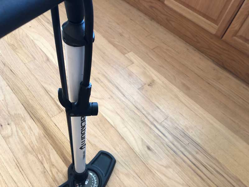 Side picture of Blackburn Airtower 2 showing hose locked into place over t-handle